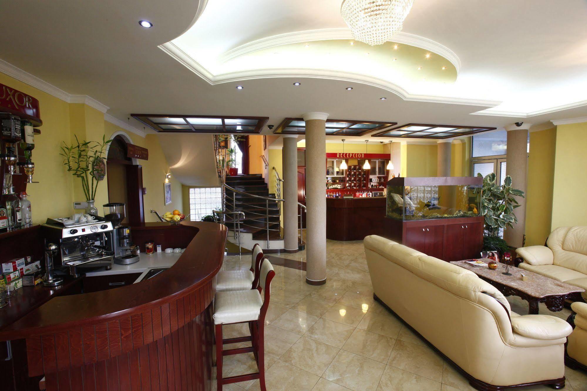Hotel Luxor Suto Orizari المظهر الخارجي الصورة